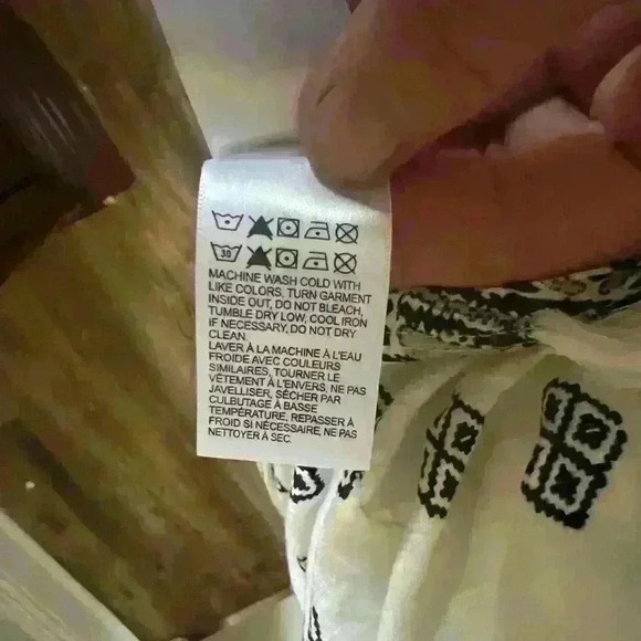 Lucky Brand ladies sleeveless blouse Large. NWT. Tassels in front V neck - Picture 9 of 12